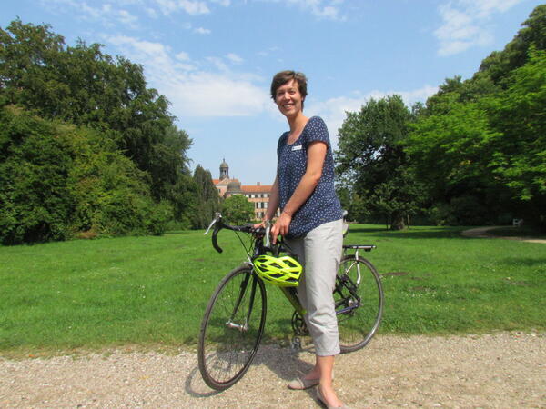 Leslie Matthiesen mit Fahrrad vor Eutiner Schloss