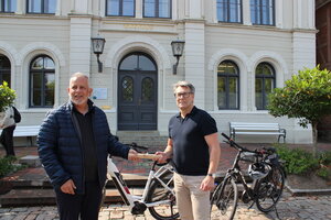 Heiligenhafens Bürgermeister Kuno Brandt übergibt das Staffelholz an Oldenburgs Bürgermeister Jörg Saba