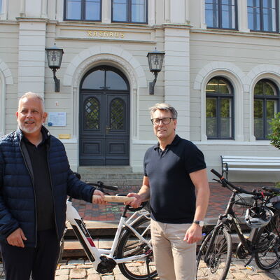 Bild vergrößern: Heiligenhafens Brgermeister Kuno Brandt bergibt das Staffelholz an Oldenburgs Brgermeister Jrg Saba