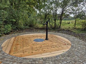 Bild vergr&ouml;&szlig;ern: Brunnen auf dem Hof Beckmissen