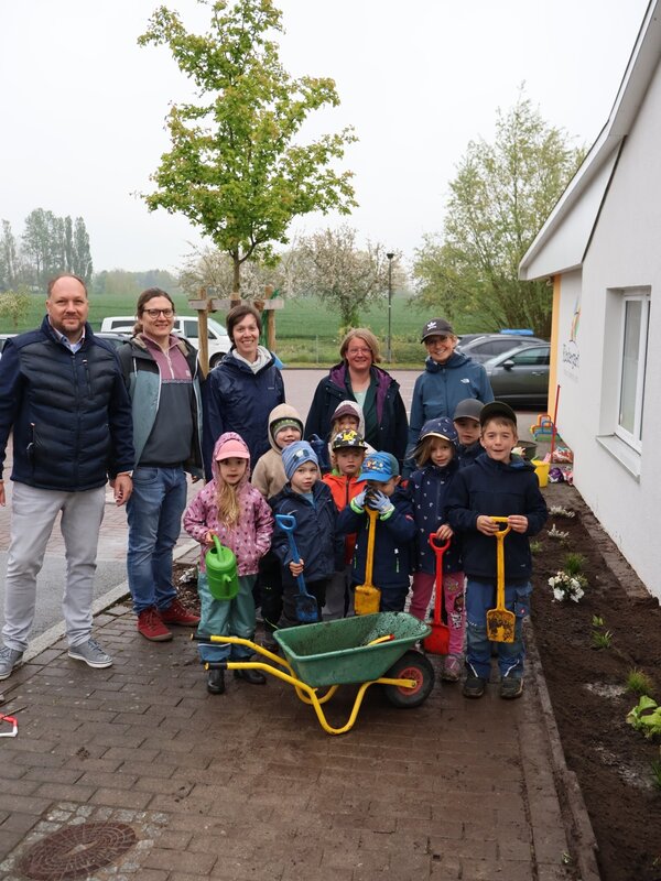Bild vergr&ouml;&szlig;ern: Landrat Timo Gaarz gemeinsam mit dem Ausschussvorsitzendem Falko Siering und Klimaschutzmanagerin Leslie Matthiesen beim Kindergarten der Freien evangelischen Gemeinde Lensahn