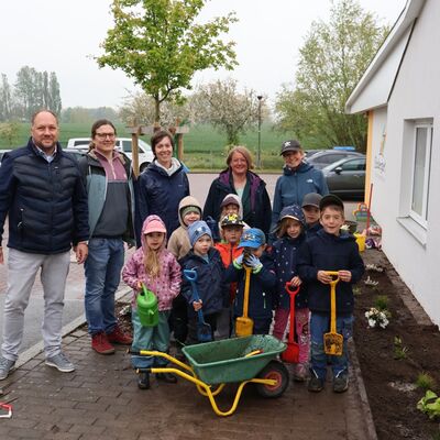 Landrat Timo Gaarz gemeinsam mit dem Ausschussvorsitzendem Falko Siering und Klimaschutzmanagerin Leslie Matthiesen beim Kindergarten der Freien evangelischen Gemeinde Lensahn