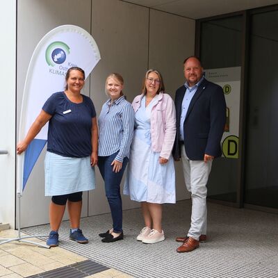 Landrat Timo Gaarz (r.) freut sich gemeinsam mit Mareike Jagszent (l.), Klimaschutzkoordinatorin des Kreises Ostholstein, sowie Nina Z&ouml;lck (2. v. l.) und Carina Vogel von der Verbraucherzentrale SH &uuml;ber das neue Angebot der kostenfreien Energieberatung