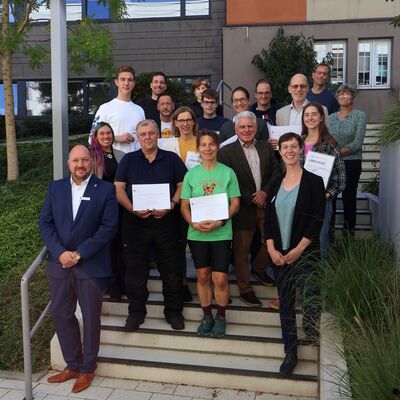 Landrat Timo Gaarz (l.) und Klimaschutzmanagerin Leslie Matthiesen (r.) mit den Gewinnerinnen und Gewinnern